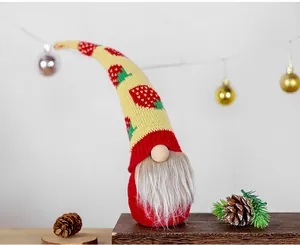 Détail d'un gnome aux fruits avec un bonnet en tricot à motif de fraises et barbe blanche