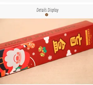 Détail en gros plan de l'emballage de la boîte aveugle de Noël rouge festive