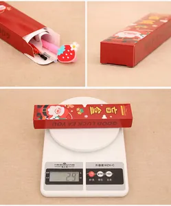 Détail d'un coffret de papeterie de Noël pesant 29g avec un emballage festif rouge