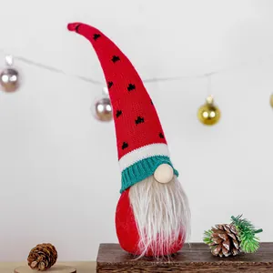 Gros plan d'un nain de Noël fait main avec un bonnet tricoté rouge pastèque