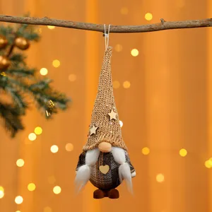 Detaillierte Nahaufnahme eines kleinen Weihnachts-Gnom-Anhängers mit Goldmütze