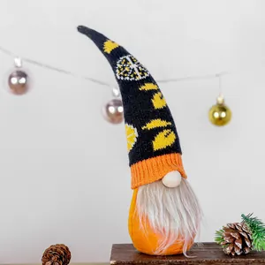 Gros plan détaillé d'un gnome en tricot à motif de citron avec base orange et barbe blanche