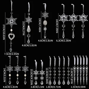 Detailliertes Set aus klaren Acryl-Weihnachtsbaumschmuck mit Schneeflocken und Eiszapfen