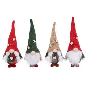 Set aus vier kleinen weihnachtlichen gesichtslosen Zwergenpuppen für den Tannenbaum und Dekoration