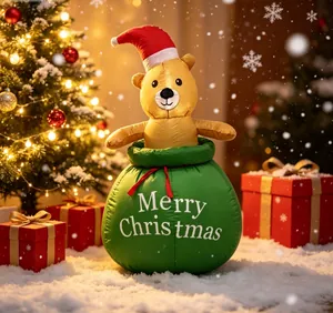 Détail d'un ours de Noël gonflable dans un sac cadeau vert 'Merry Christmas' festif