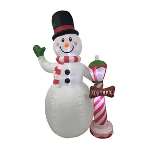 Gesamtansicht aufblasbarer Weihnachts-Schneemann mit North Pole Wegweiser Dekoration