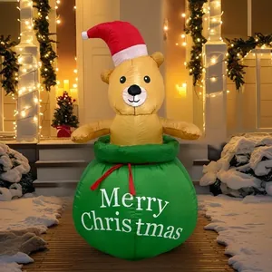 Vue détaillée d'un ours en peluche de Noël gonflable dans un sac cadeau festif vert.
