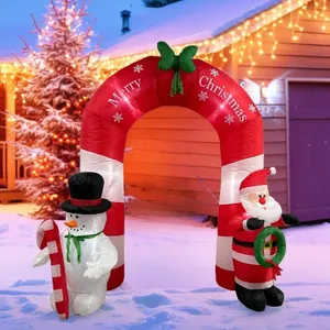 Nahaufnahme eines 2,4 m hohen aufblasbaren Weihnachtsbogens mit Weihnachtsmann im Freien.