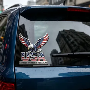 Gros plan d'emblème de voiture USA avec aigle et texte sur fenêtre sous la pluie.