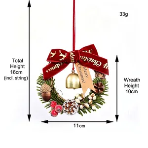 Kerstkransje met rode strik en gouden bel, 11 cm breed en 16 cm hoog voor kerstversiering.