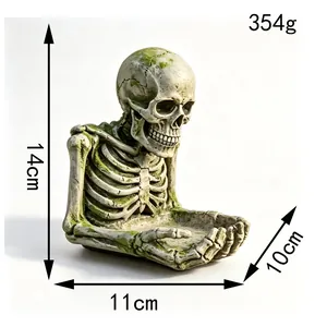 Vista dettagliata della mangiatoia per uccelli scheletro di Halloween in resina 14x11x10cm e 354g