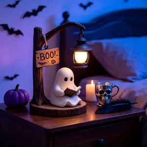 Veilleuse fantôme d'Halloween avec fantôme lisant et lanterne vintage sur support arbre