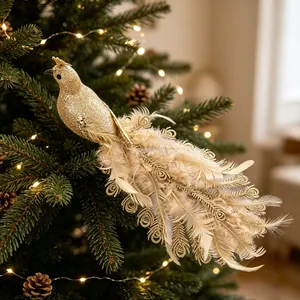Detail eines goldenen Glitzer-Pfau-Weihnachtsbaumschmucks mit langen Federn