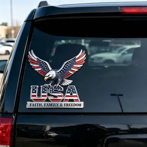 Vue détaillée de l'emblème de voiture en métal 3D aigle USA avec des motifs de drapeau.
