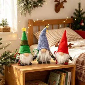 Drei festliche Weihnachtsgnome mit Stern-, Mond- und Rentiergeweih-Hüten