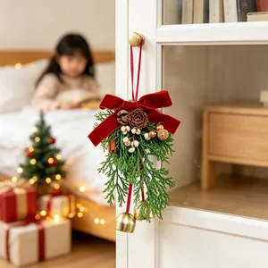 Gedetailleerd overzicht van kerstdecoratie met rode fluwelen strik, dennenappels en bellen