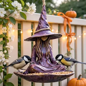 Dettaglio della mangiatoia per uccelli a forma di strega per decorazione giardino Halloween
