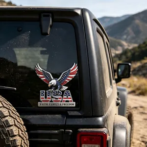 Détail d'un emblème métallique aigle USA Faith Family Freedom sur une vitre de voiture