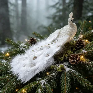 Eleganter weißer Pfau aus Federn mit Pailletten auf einem verschneiten Weihnachtsbaumzweig.