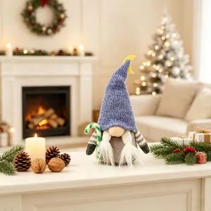 Detailansicht eines blauen Weihnachtsgnoms Plüschtier in festlicher Wohnzimmer-Szene