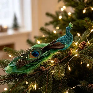 Blaugrüner Glitzer-Pfau mit echten Federn auf einem beleuchteten Weihnachtsbaum
