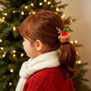 Gedetailleerd overzicht van een schattige pluche rendier kerst haarband voor meisjes
