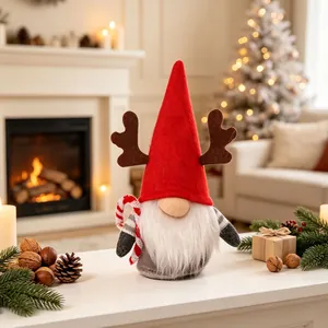 Detailansicht eines Weihnachts-Gnomes mit rotem Hut, Rentiergeweih und Zuckerstange.