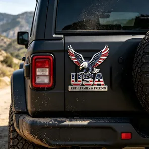 Emblème de voiture patriotique USA avec aigle et drapeau américain sur véhicule noir