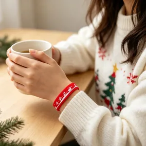 Feestelijke rode siliconen kerstarmband met kerstman en rendier prints om de pols