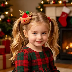 Schattige pluche rendier haarspeld gedragen door een meisje in warme kerstsfeer.