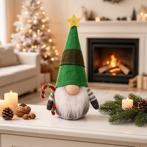Nahaufnahme eines festlichen Weihnachtsgnoms aus Plüsch mit grünem Sternenhut