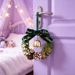 Detail van een kerstkrans met groene fluwelen strik hangend aan een paarse deur