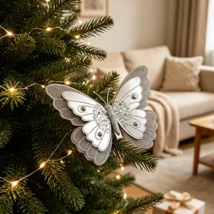 Detail eines funkelnden silbernen Schmetterlings an einem Weihnachtsbaumzweig