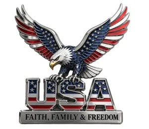 Détail d'un emblème de voiture aigle USA en métal avec gravure Faith Family Freedom