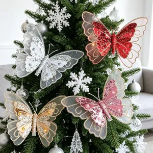 Detailansicht von glitzernden Schmetterlingsornamenten in verschiedenen Farben am Tannenbaum.