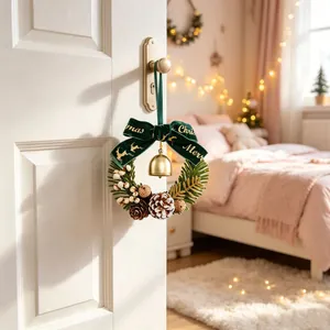 Gedetailleerde close-up van een kerstkrans met fluwelen strik en gouden bel aan een deur