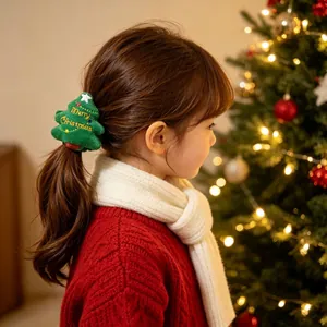 Detail van een kind met een groene pluchen kerstboom scrunchie in een feestelijke setting