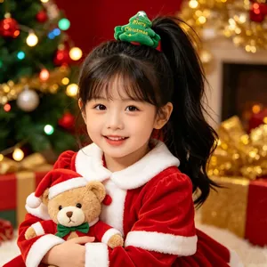 Detailopname van een feestelijke kerstboomscrunchie met pluche rand gedragen door meisje
