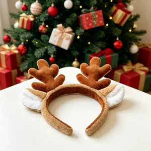 Primer plano detallado de diadema de reno de felpa suave con orejas para Navidad