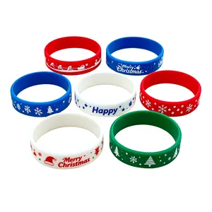 Detailopname van kleurrijke kerst siliconen polsbandjes met feestelijke vakantieprints
