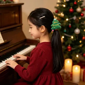 Meisje met een feestelijke kerstboom haarelastiek terwijl ze piano speelt in huis