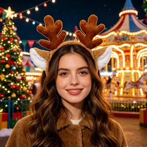 Primer plano de diadema de cuernos de reno con orejas en una modelo sonriente en feria de Navidad