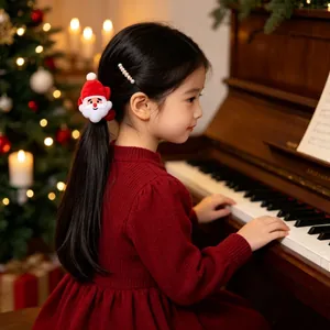 Detailweergave van een schattig pluchen kerstman haarelastiekje bij een jong meisje