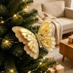 Nahaufnahme eines goldglitzernden künstlichen Schmetterlings-Ornaments am Baum