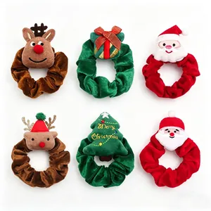 Detailoverzicht van een set van 6 kerst scrunchies van fluweel voor meisjes en vrouwen.