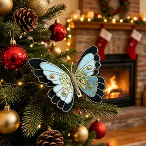 Nahaufnahme eines funkelnden blauen Glitzerschmetterlings auf einem Weihnachtsbaum