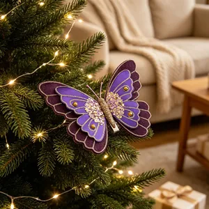 Detailansicht eines lila glitzernden Schmetterlingsschmucks an einem Weihnachtsbaum