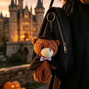 Portachiavi orsetto di Halloween con cappello da strega e mantello su zaino nero
