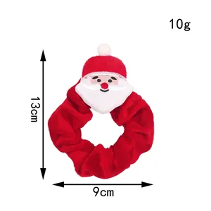 Gedetailleerde afmetingen van de rode fluwelen kerstscrunchie met een schattige Kerstman
