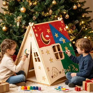 Δύο παιδιά ζωγραφίζουν μια ξύλινη σκηνή DIY σε ένα γιορτινό χριστουγεννιάτικο δωμάτιο.